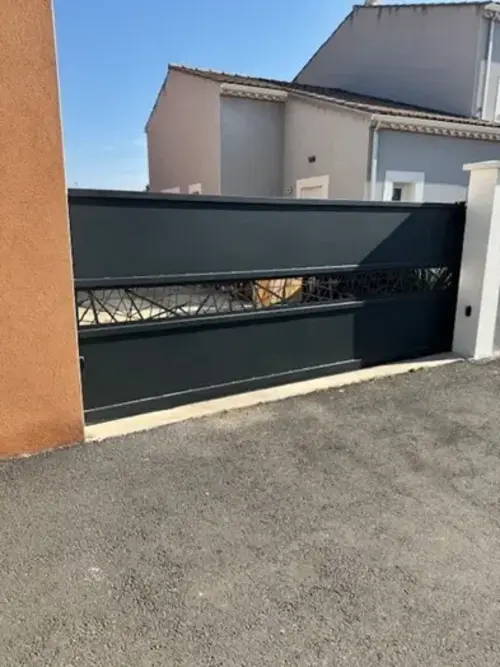 Portail coulissant motorisé en fer forger avec Demos ultra BT A 600