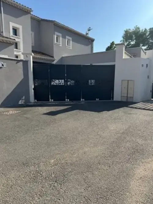 Portail coulissant sectionnel avec motorisation de portail BFT kit deimos ultra A600