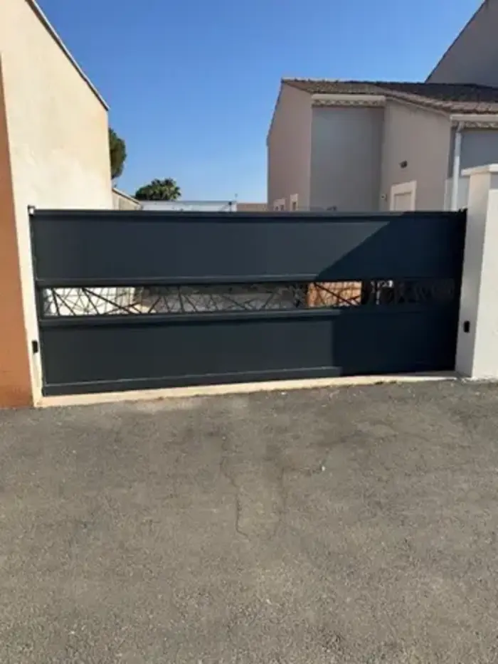 Portail coulissant avec découpe laser et motorisation BFT Deimos ultra 600Kg